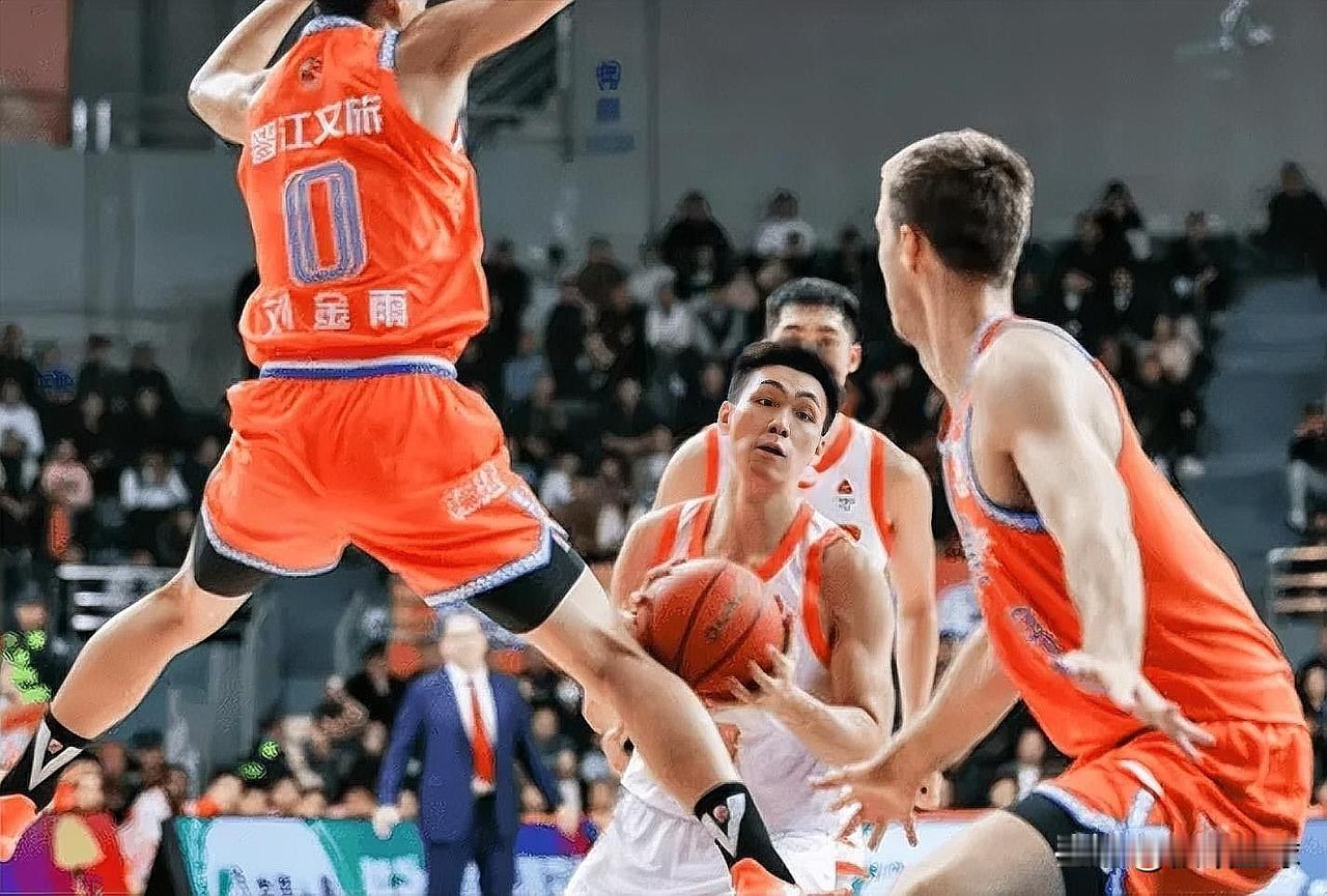 江苏男篮真是捡到宝了，探花郎庞峥麟半场百分百命中率砍下21分！在今日CBA将球对