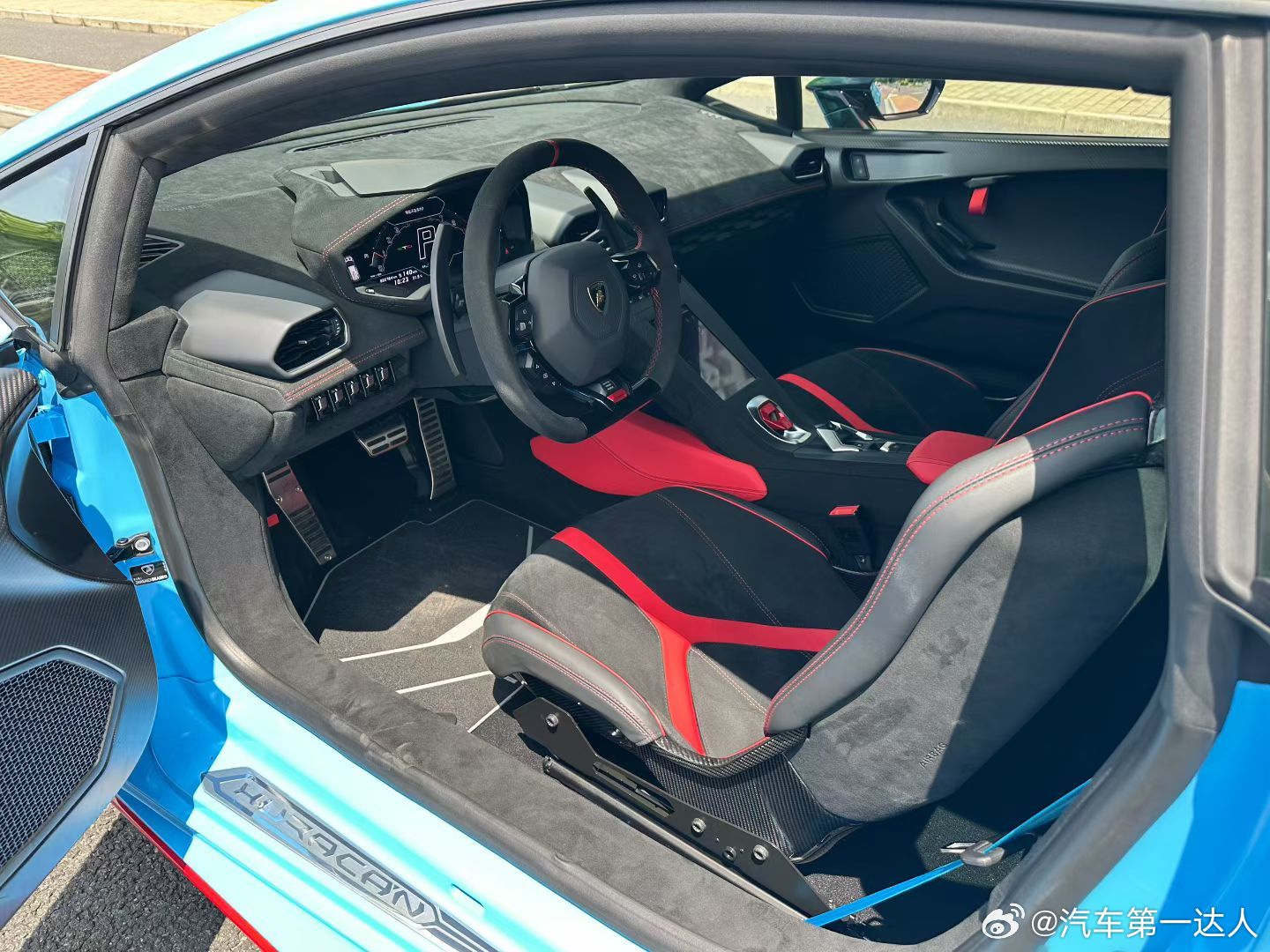兰博基尼Huracán STO，2024年3月上牌、5700公里，特殊车漆 双色