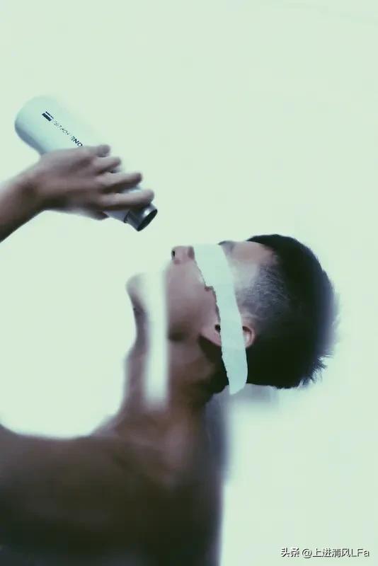 和水瓶男恋爱，就像坐过山车，刺激又充满惊喜。
水瓶男思维独特，总能冒出新奇想法。