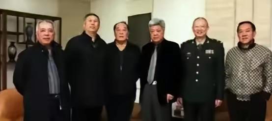 1967年10月的南京，秋风已经裹上了凉意。许世友的住处内，保卫人员快步走到桌前