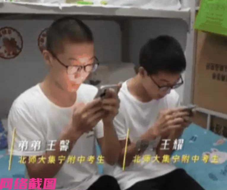 内蒙古乌兰察布有双胞胎的兄弟两人，此刻同时查到自己的高考成绩分数，随后看到哥哥六