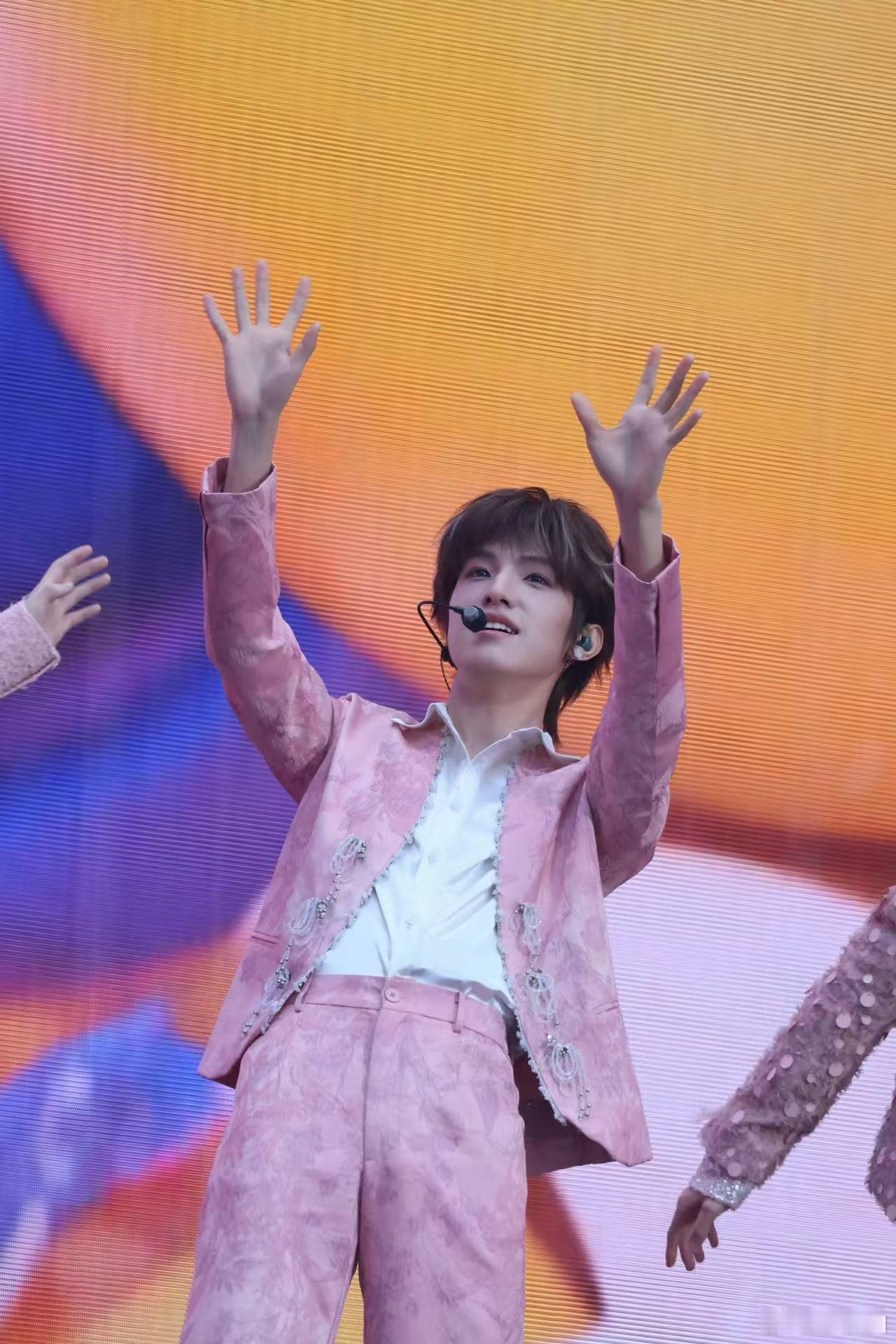 张泽禹新音挑染 谁懂啊！喜欢上张泽禹之后真的回不去了，新音的挑染造型帅到心巴上，