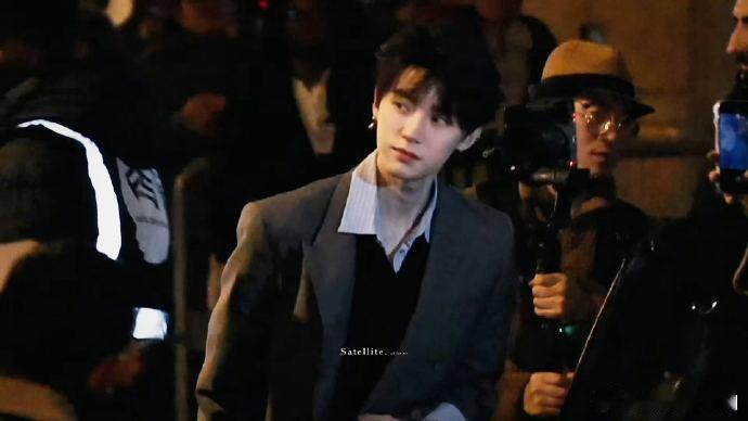 周翊然第一章：回国周翊然扛住了外媒闪光灯