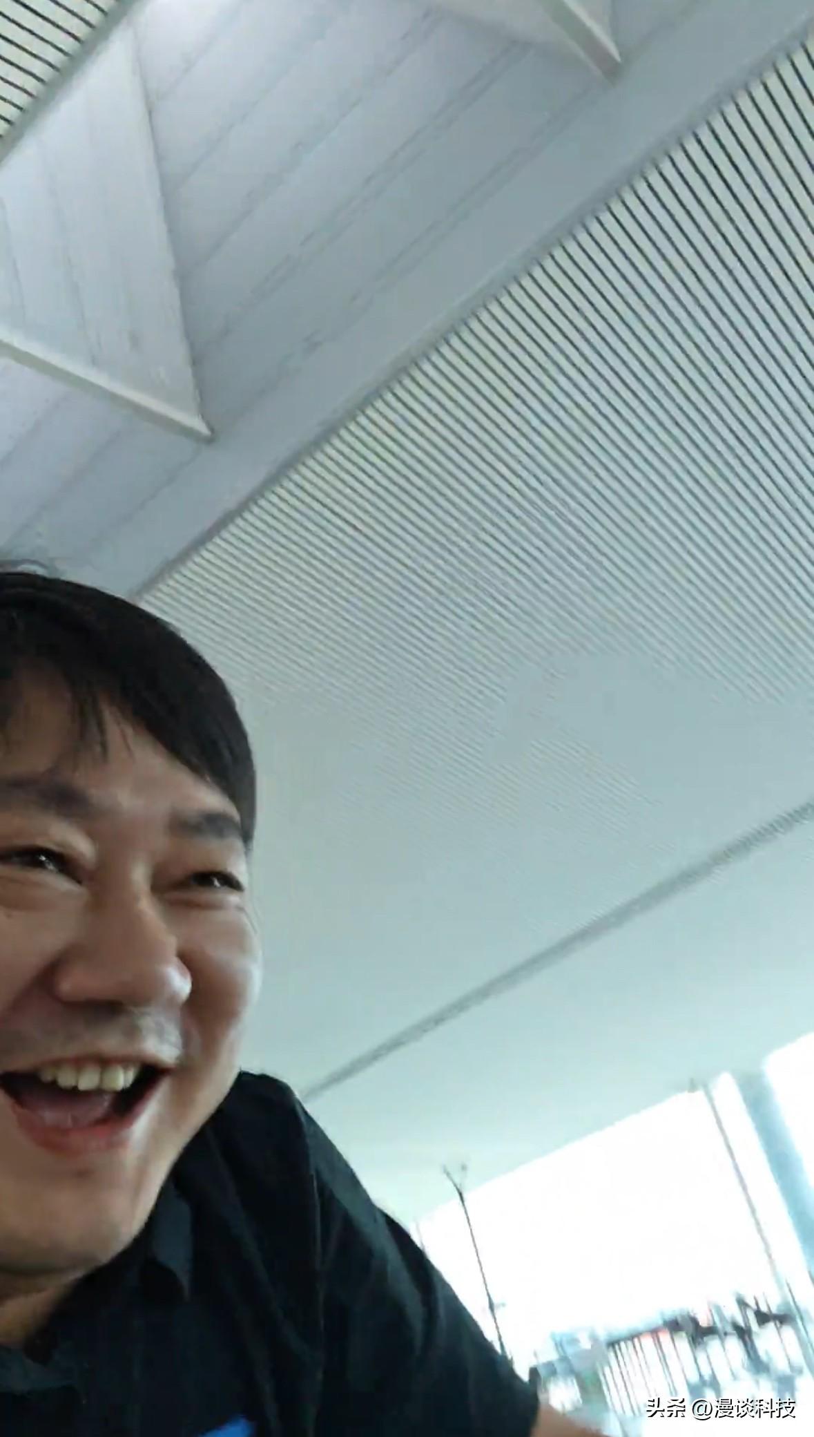 太顽皮了，张雪偶遇飞机晚点，机场现场飙起了手推车。网友：真的很难想象一个企业的老