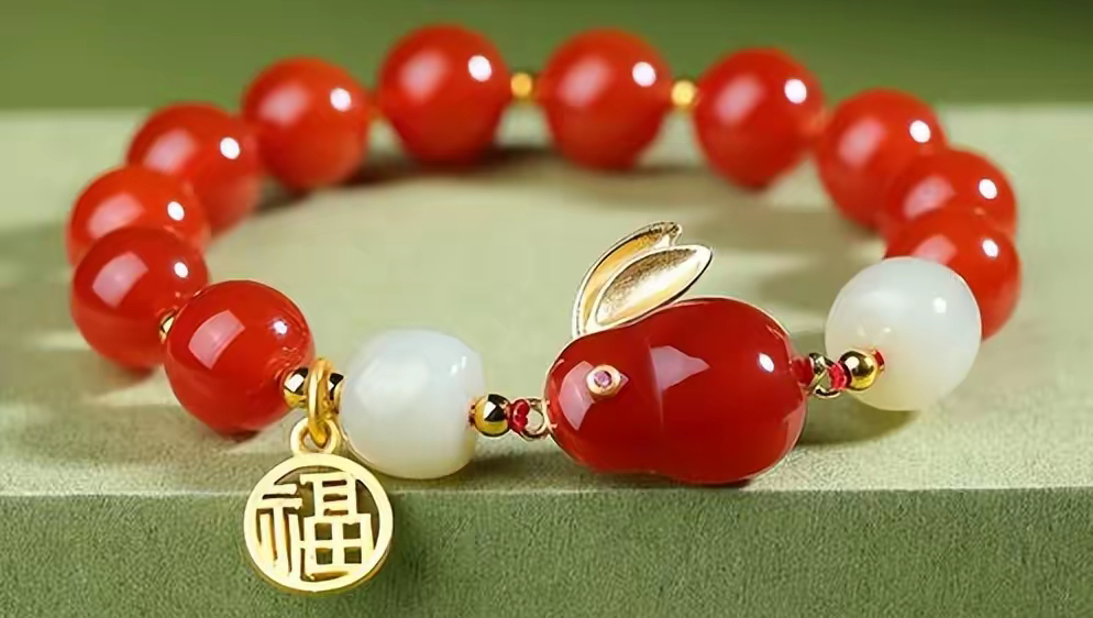 为什么本命年要穿红戴金   在老祖宗的认知中，本命年又被人们叫作是“槛儿年”，意