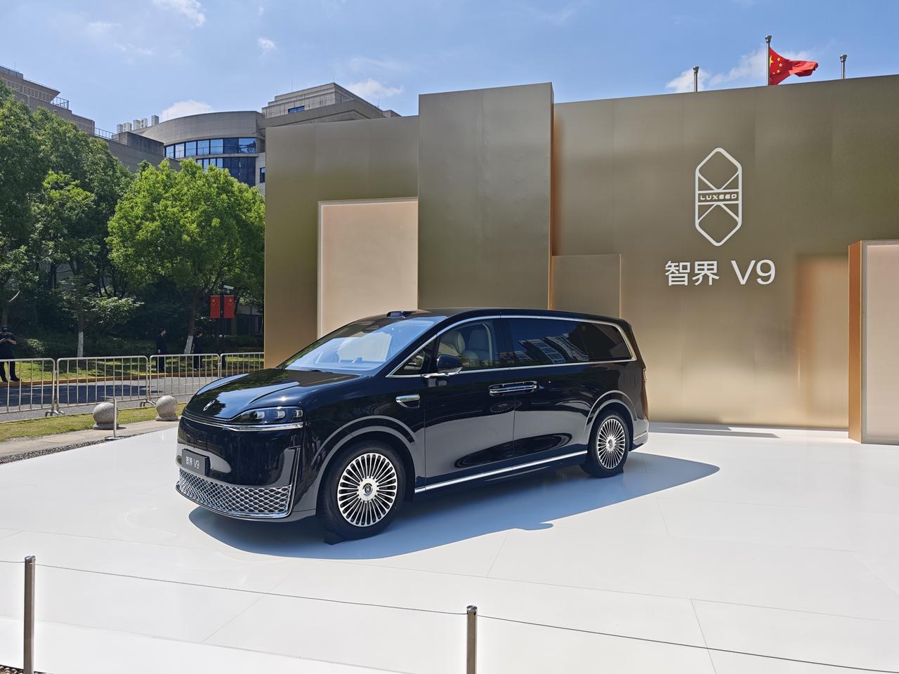 小订订单超40000台，这是智界V9的预售成绩，如今它正式上市，指导价38.98