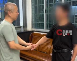 湖南常德71岁拾荒老人，没自费缴过社保，社保卡里却查出424204.48元！每月