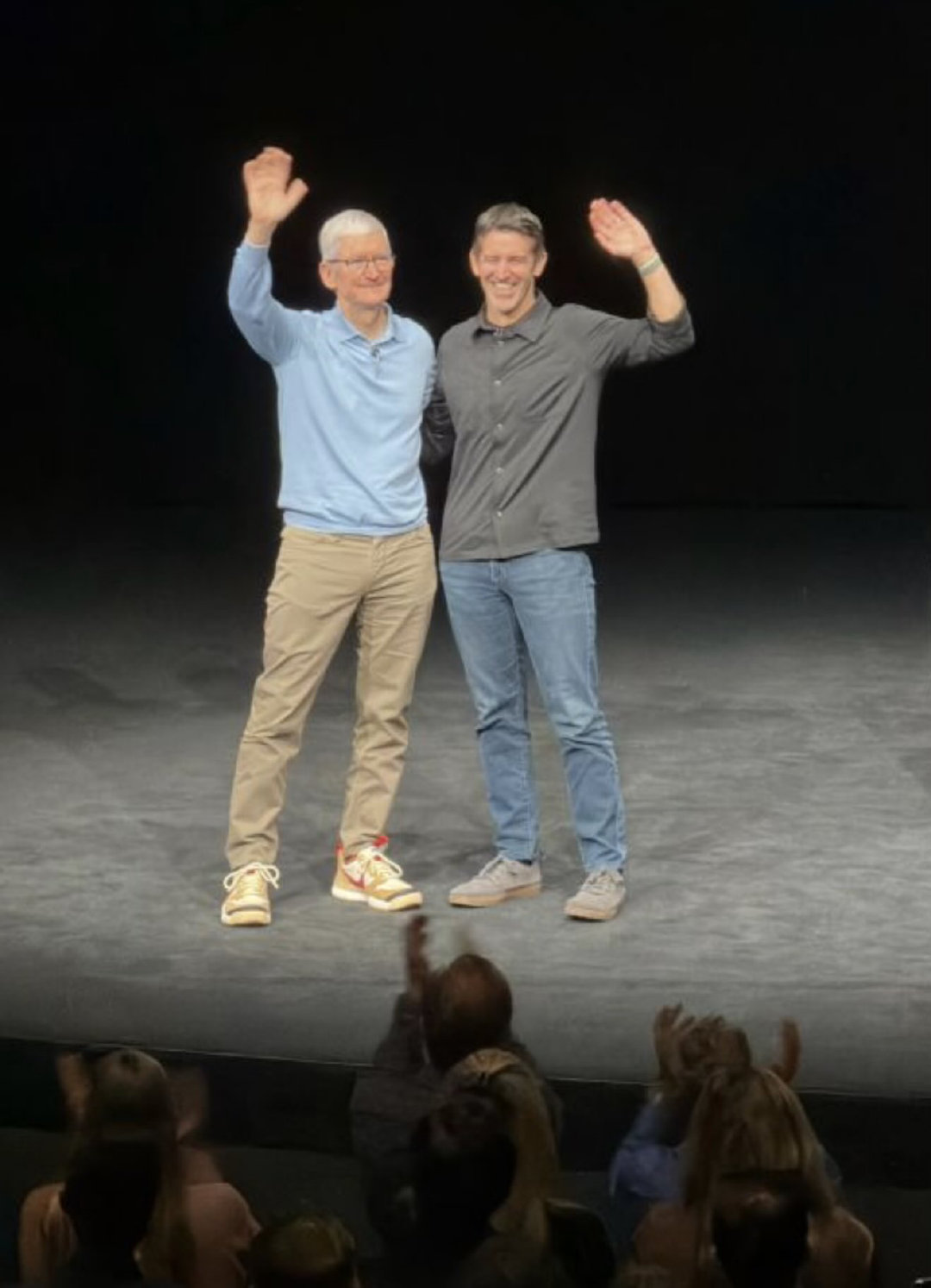 苹果员工大会“交接”画面。库克自述卸任的原因是：1）公司财务状况 strong；