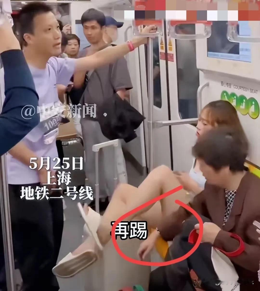 上海踢裆事件，让我们明白：
只要你不尴尬，尴尬的就是别人
旁边大妈就出来买个菜，