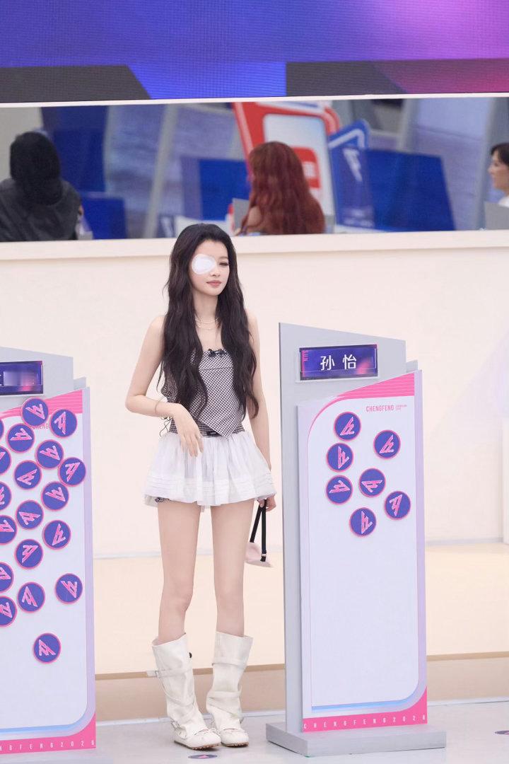 孙怡孙怡巧烹自热火锅乘风2026 孙怡煮自热火锅的样子，熟练得像在拍美食教程。江