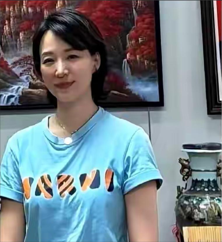 我今天看到一则关于董卿的报道，心中感慨万千。

53岁，她选择了在上海隐居，低调