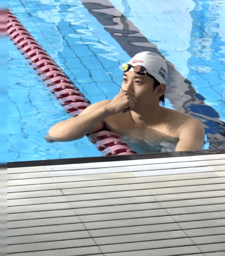 《十三邀•见非凡》节目录制花絮华为见非凡对话汪顺 汪顺教许知远游泳