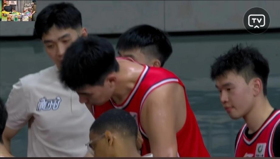 莫兰德被徐昕打爆了，我记得前不久宏远内线被莫兰德抢爆了。[捂脸]