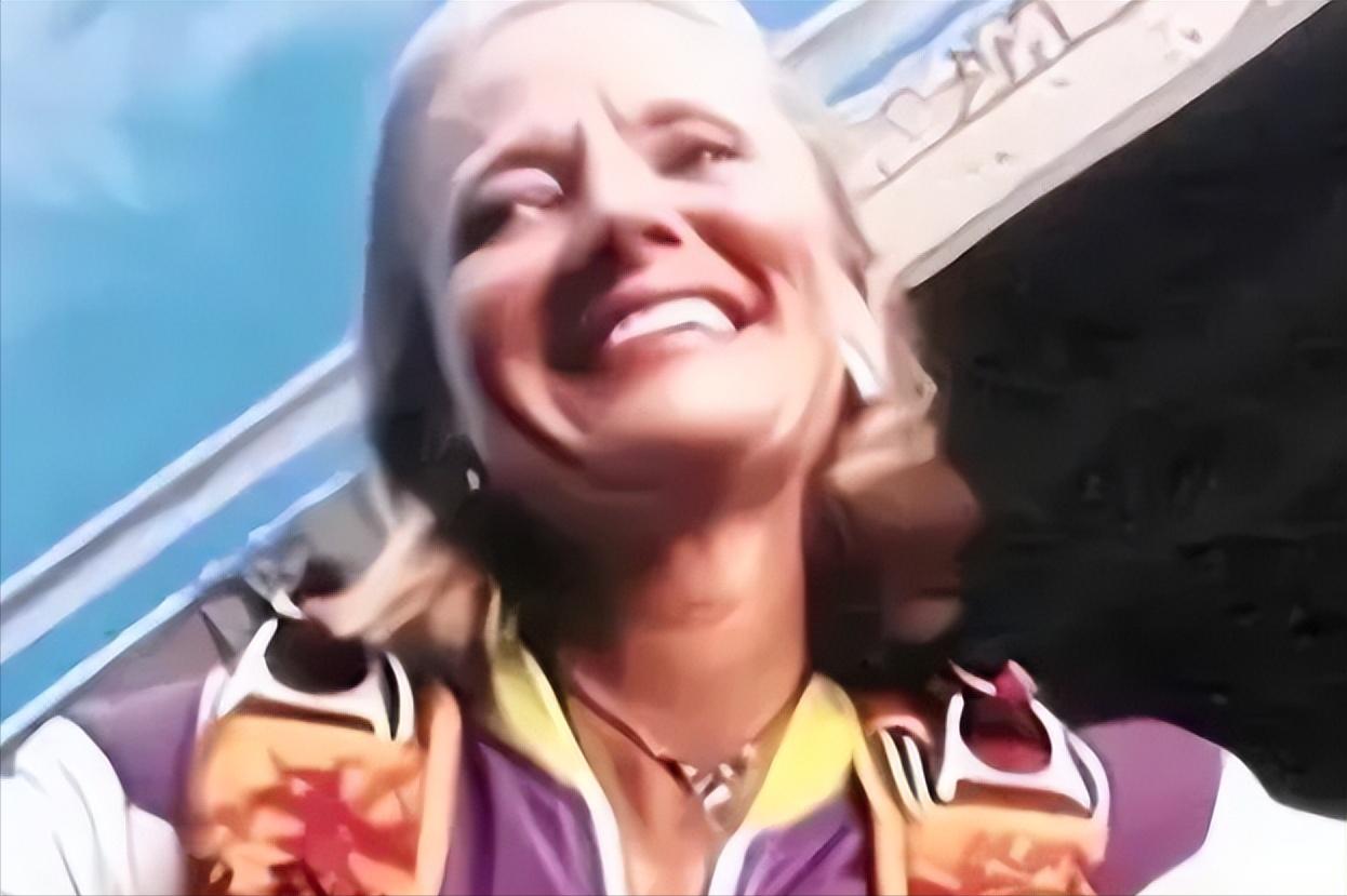 1999年，美国一名金融女高管在4400米高空跳伞时，突然发现自己的伞包打不开了