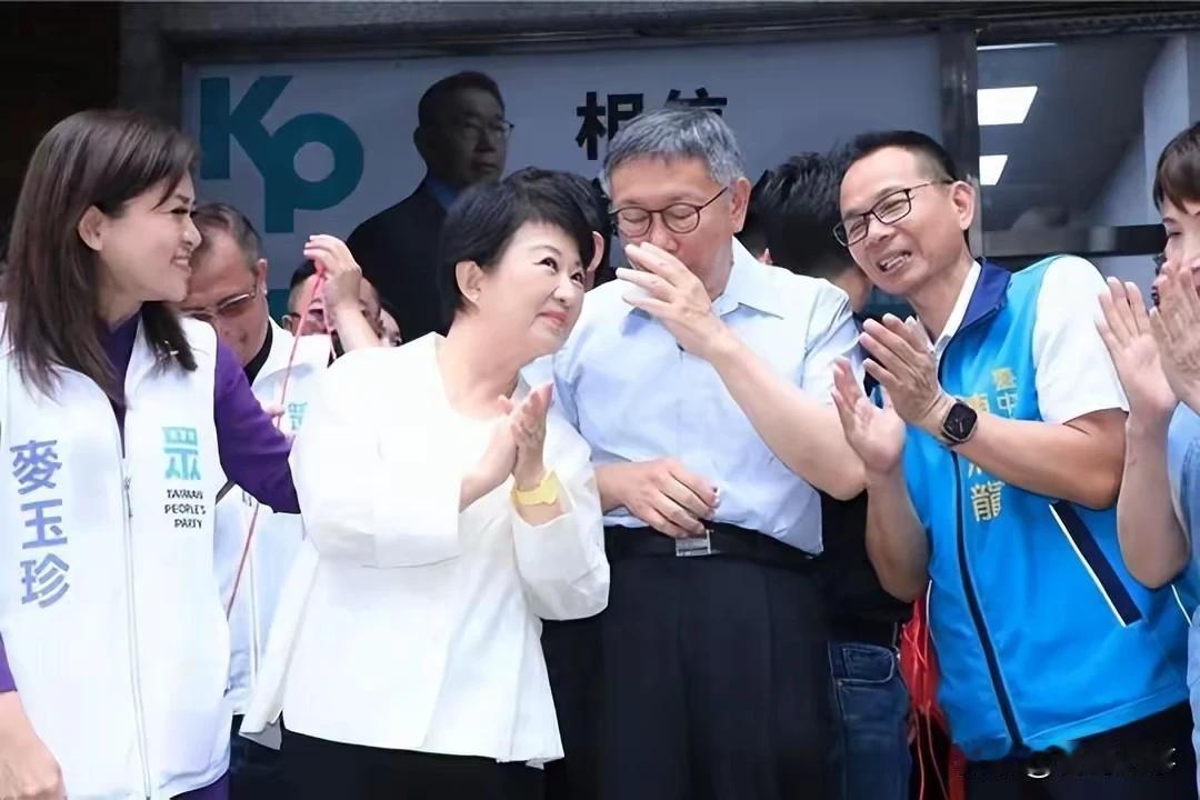 卢秀燕在为蓝白合布局
   5月26日，民众党主席柯文哲及台中市长卢秀燕出席该党