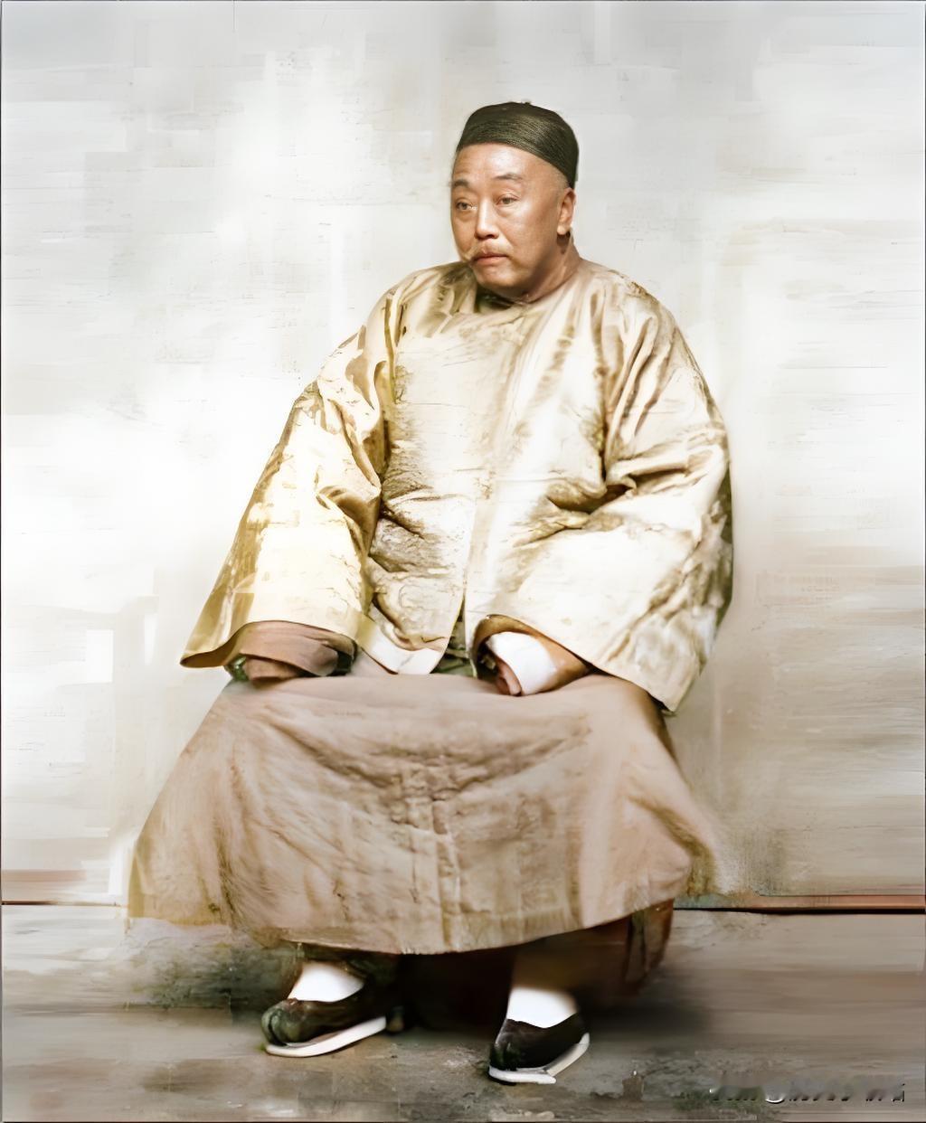 这张便服坐立像拍摄于1896 年秋冬（任湖南巡抚期间），画面中陈宝箴身着马褂长衫