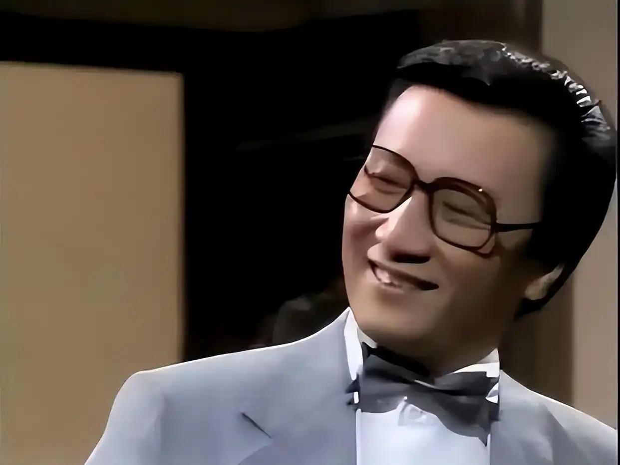 万水千山总是情，
主演谢贤正年轻。
光阴一晃几十载。
昔日偶像成老翁。