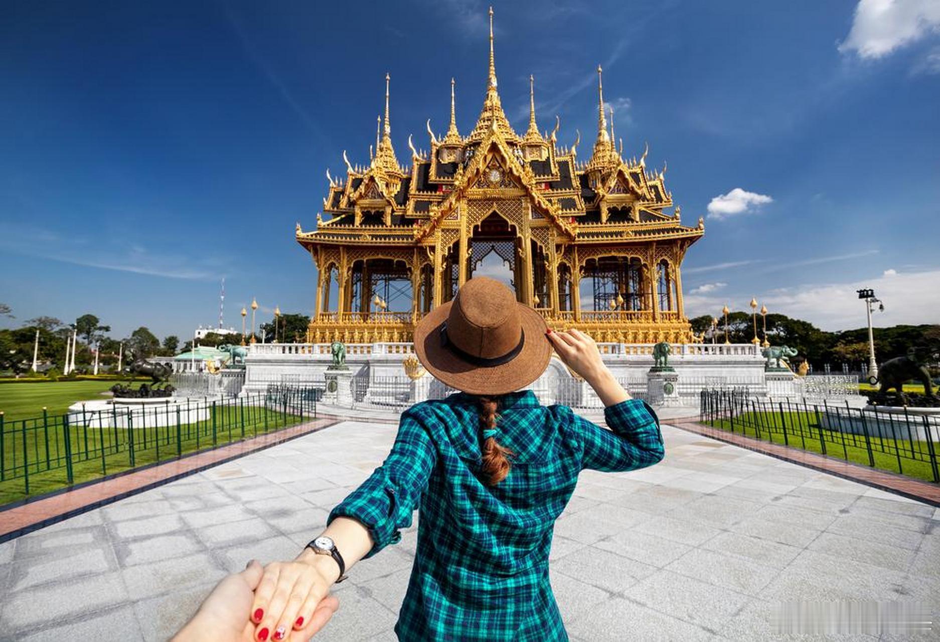 人一旦出了国旅游才发现以前好多想法都太“轴”了。有人下午三点才吃早饭，有人把路边