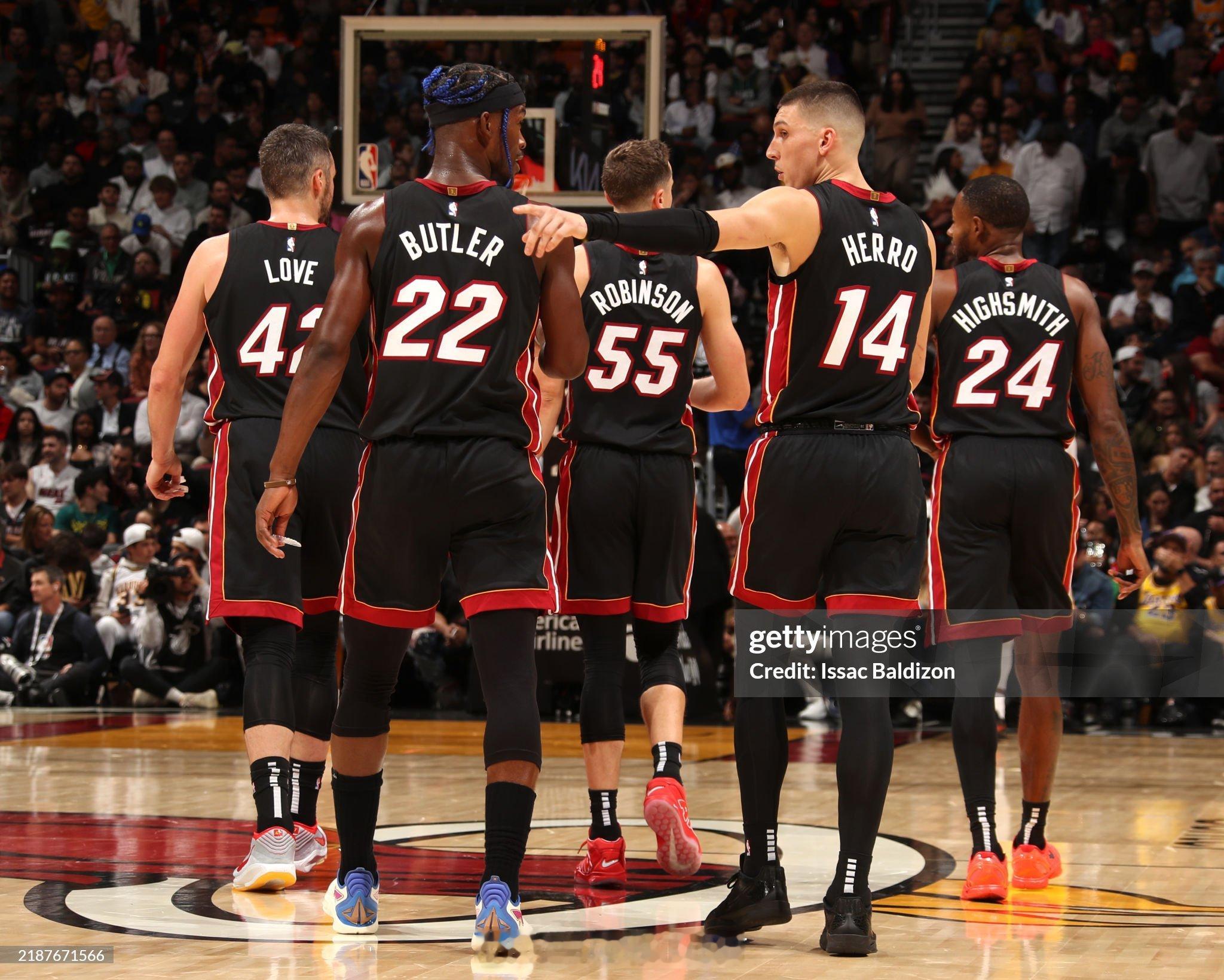 热火就这些个人打了半场69：52；领先了17分啊！多大的坑啊这是 