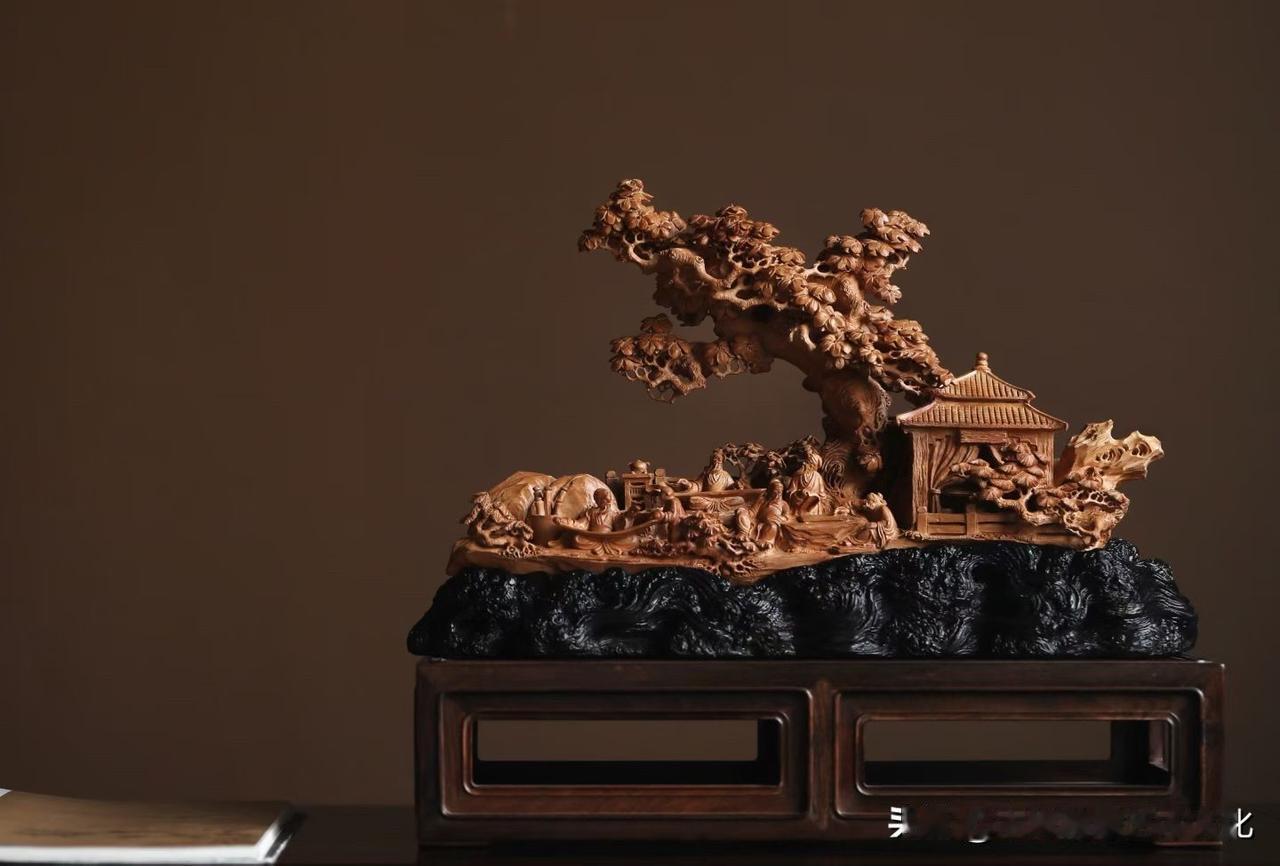 一场雅集，被安静地留在木里。

老山檀的气息是慢的，
不急着显，也不抢眼，
反而