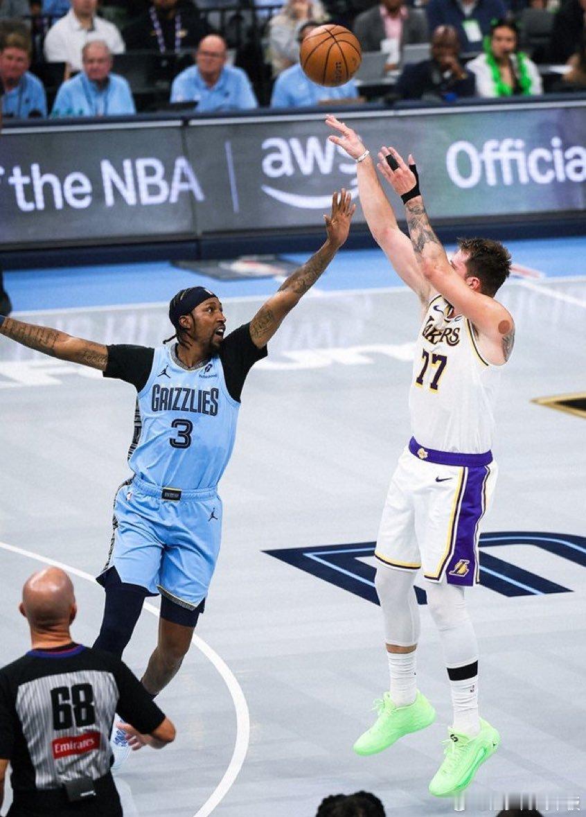 今天东契奇职业生涯第38次拿下40分的两双，追平安东尼-戴维斯并列历史第12新赛