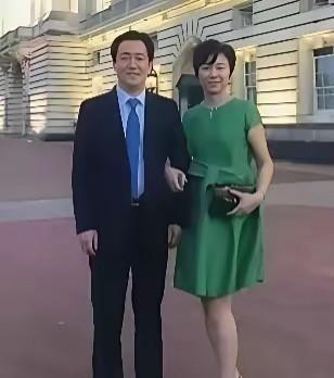 许家印老婆丁玉梅现在在英国，日常生活费卡死每月最多2万英镑（≈18万人民币），一