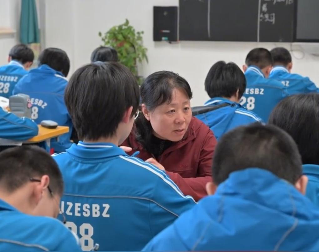 在石家庄第二十八中学，孙育红老师的办公室里，近百本边角磨旧的笔记本整齐排列，这是