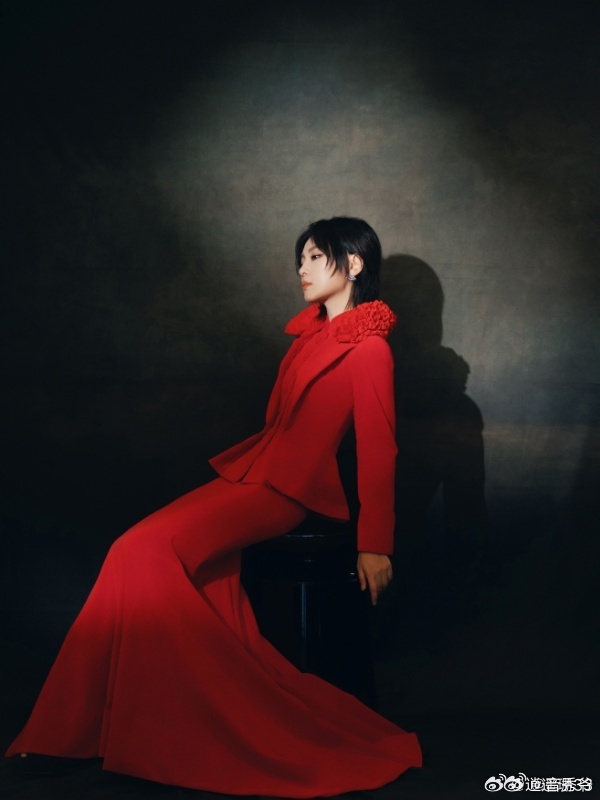 听周笔畅唱完今年一定发央视元宵晚会 舞台红火又喜庆，周笔畅一开口好运就来，今年必