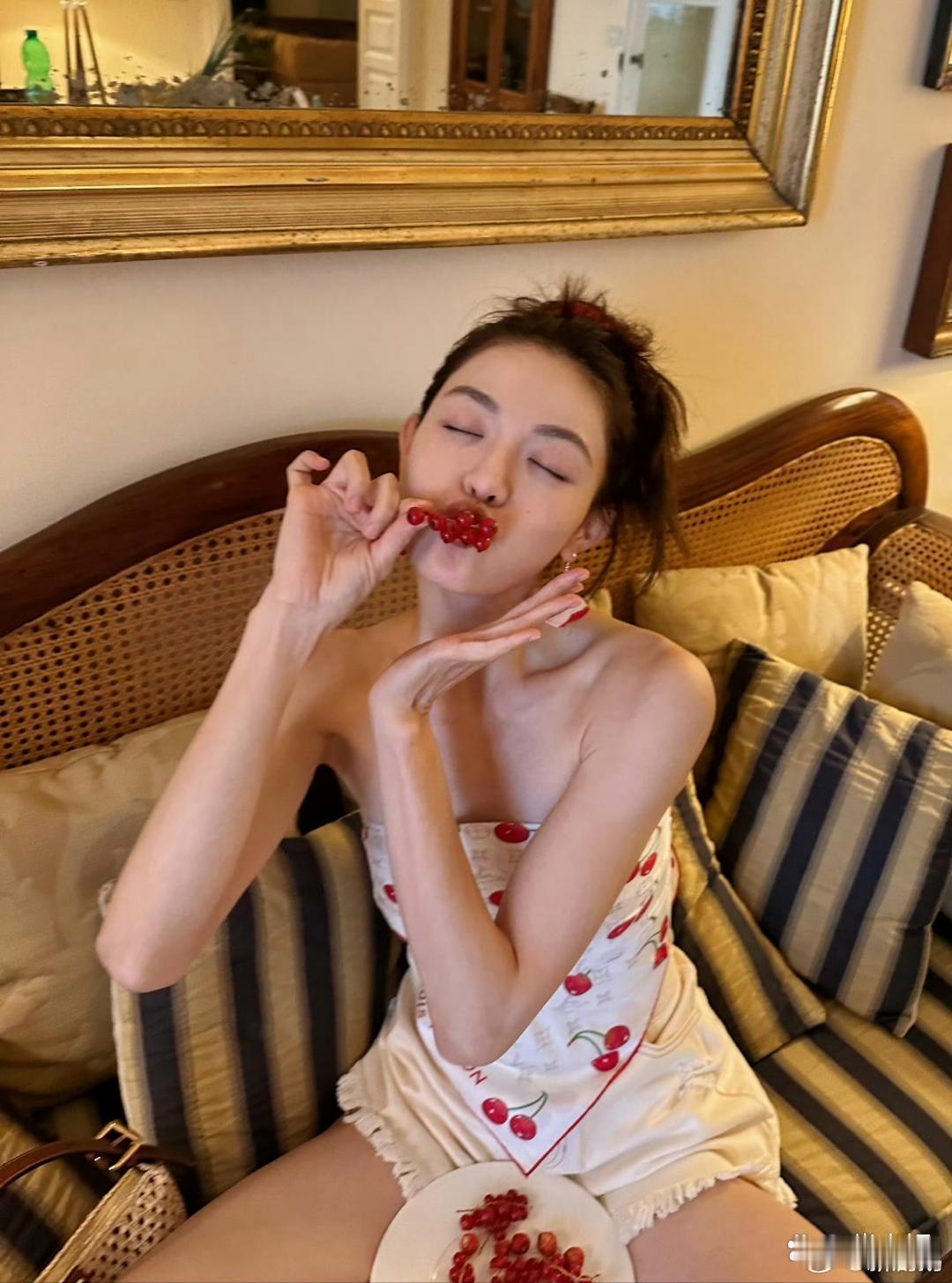 钟楚曦是会摆拍的，但最后一个摆拍着实有点难度！ ​​​