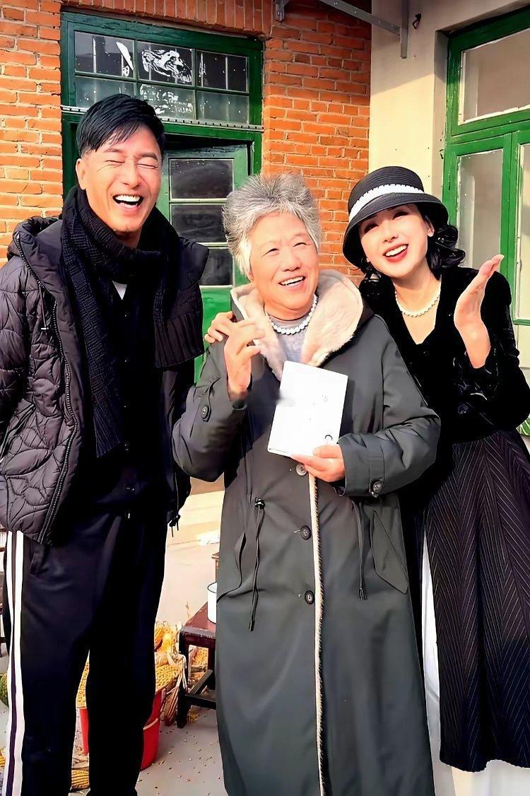 程莉莎这招，比直接给婆婆打钱高明多了。郭晓东新书发布，他老婆程莉莎没搞别的，就拉