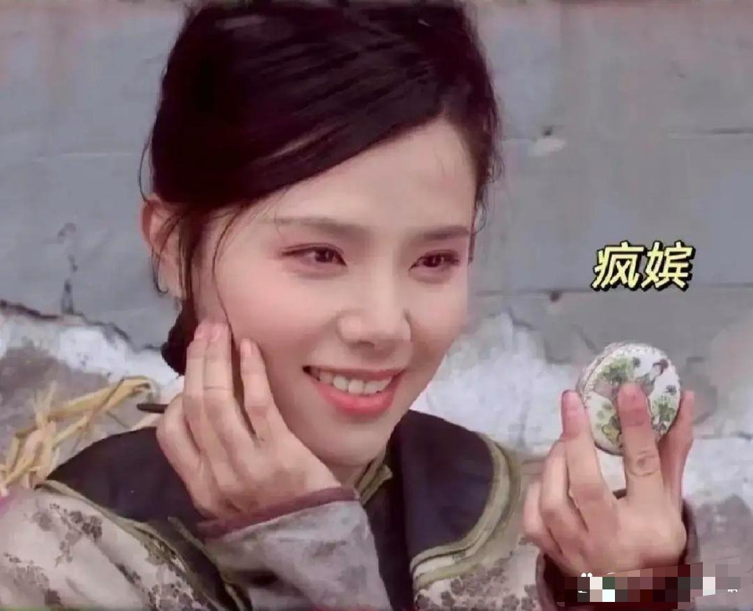 当年甄嬛传里，丽嫔一出来，真是让人失望，哪里美丽了？？甚至在一堆人里有点丑！可当