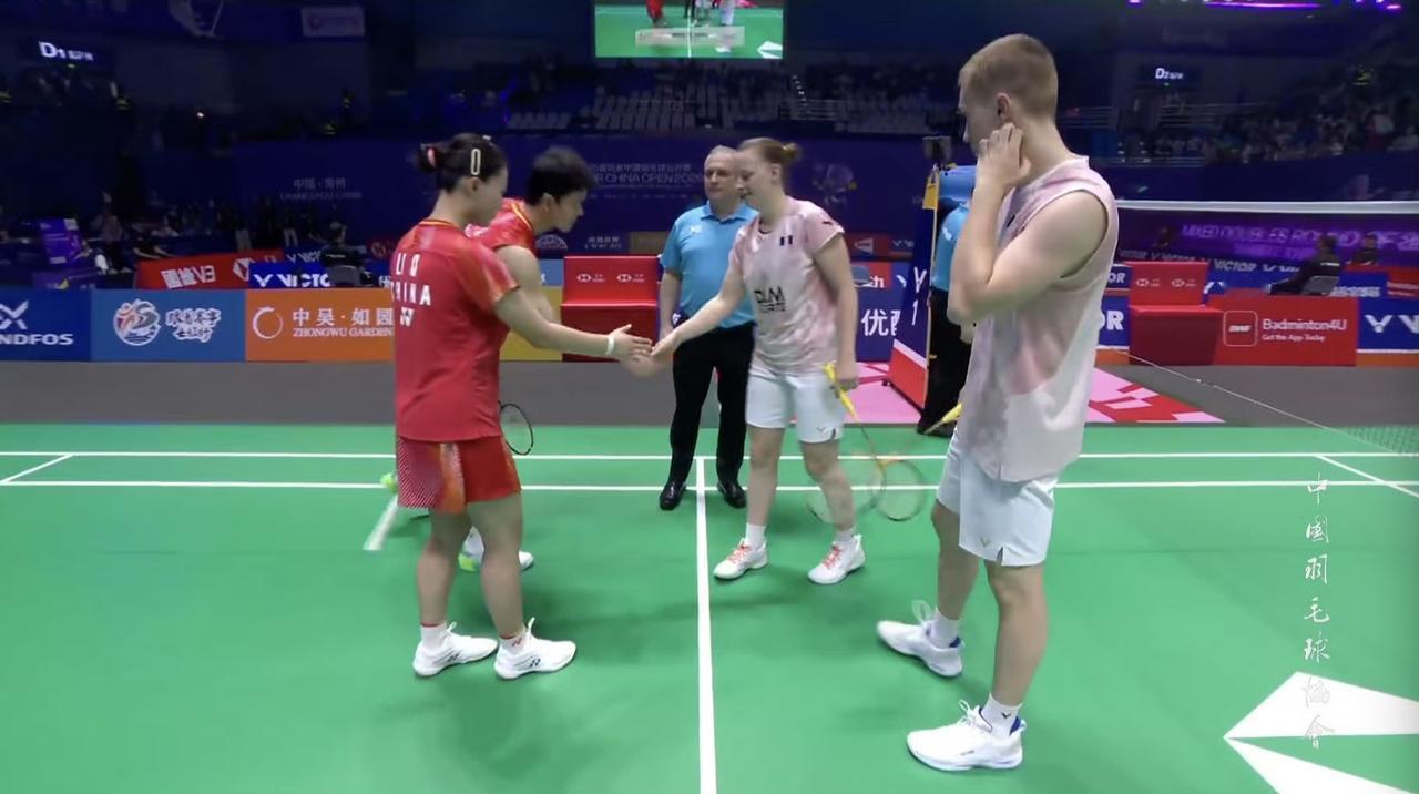 7-4领先就直通8-11间歇，
第一局朱一珺/李茜🇨🇳 13-21不敌 🇫