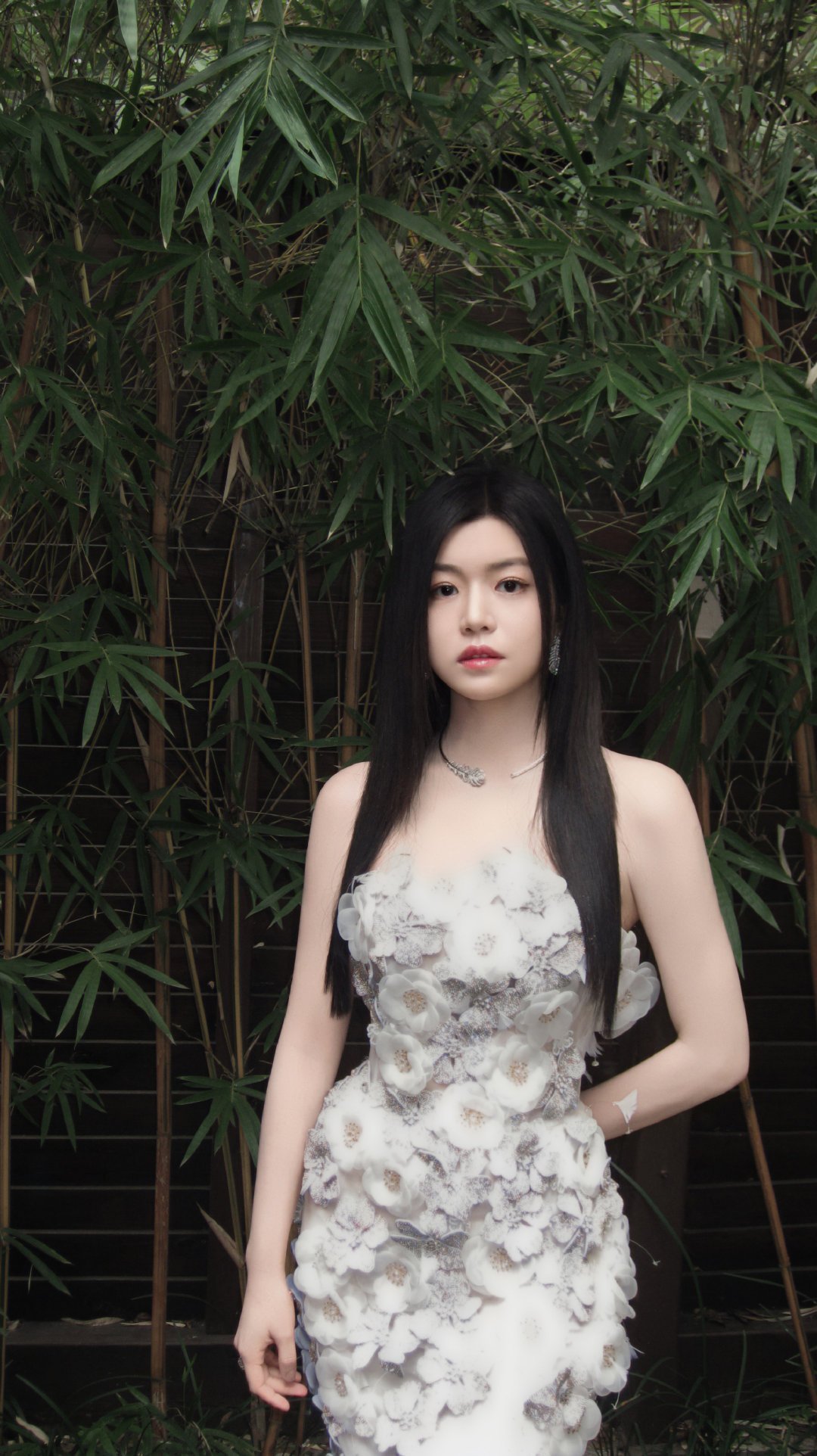 当百朵繁花在裙间苏醒，便是「蓄力，向上，绽放」的最好诠释。一袭立体花抹胸裙，如她