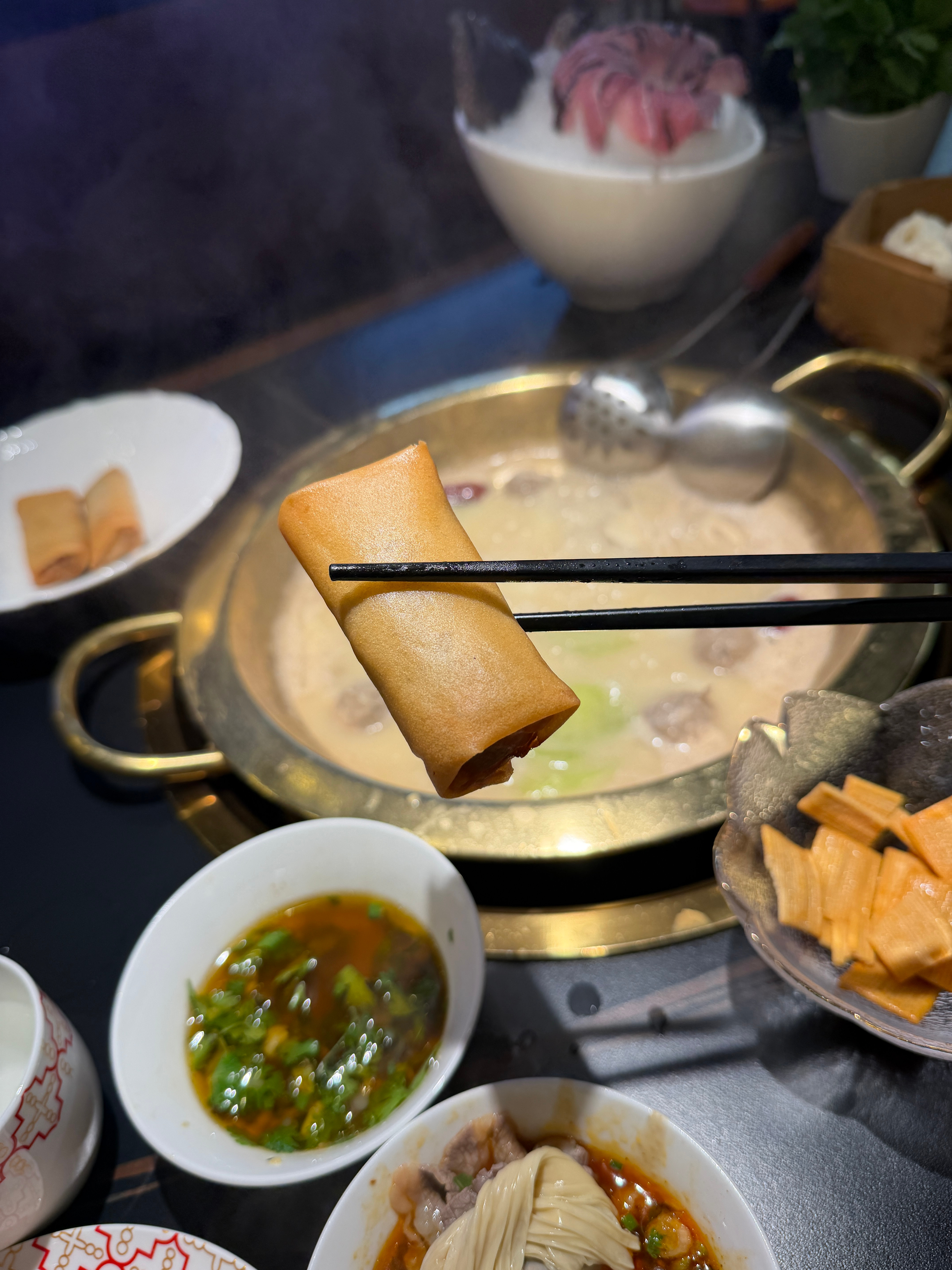 📝吃了一个花胶鸡锅～味道还不错1果果在家耐心陪伴麻麻🥰过早也要陪着吃～自己犯