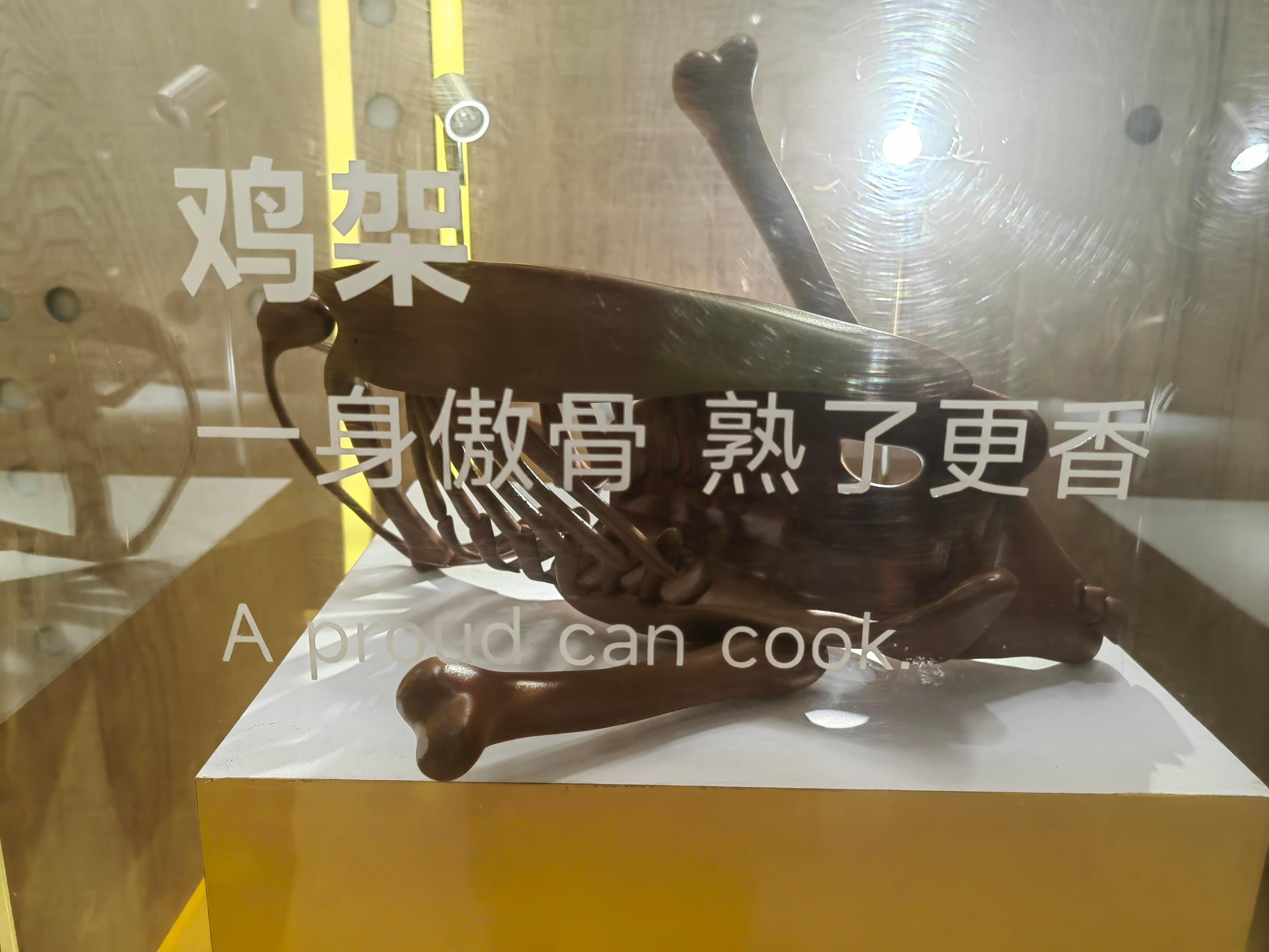 一直不理解鸡架这种食物吃鸡架吃的是一种过程，它本身没什么肉，但表面积大，特别能吸