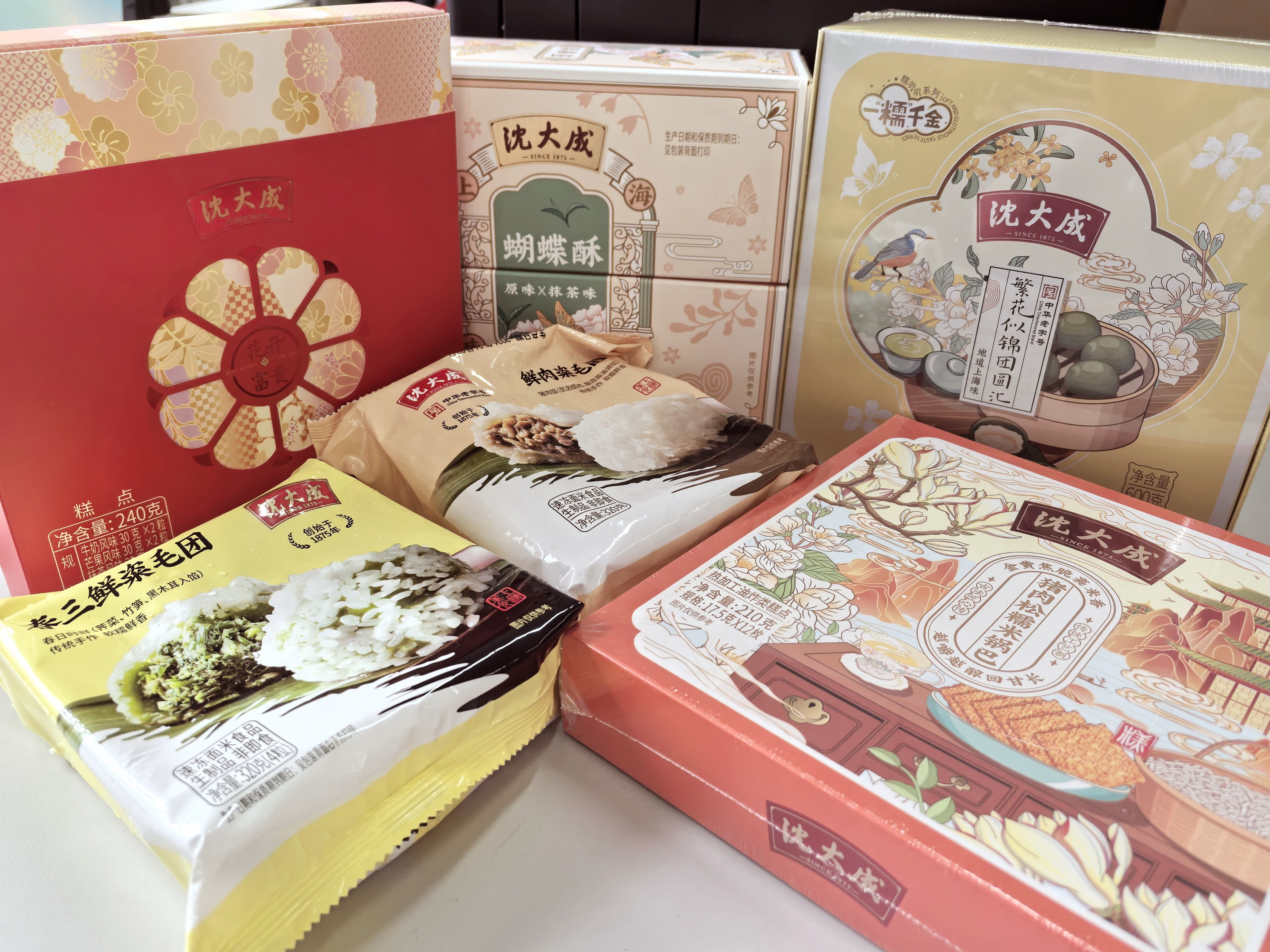 完了，默默已经从默默干大事，变成明目张胆的宠爱了～看这一大框吃的，精致美味上档次