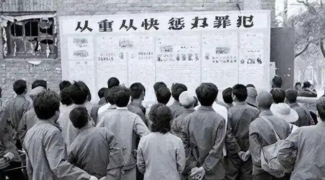 1983年严打，全国逮捕170多万人，监狱很快塞不下了。于是有了那趟西行的闷罐车