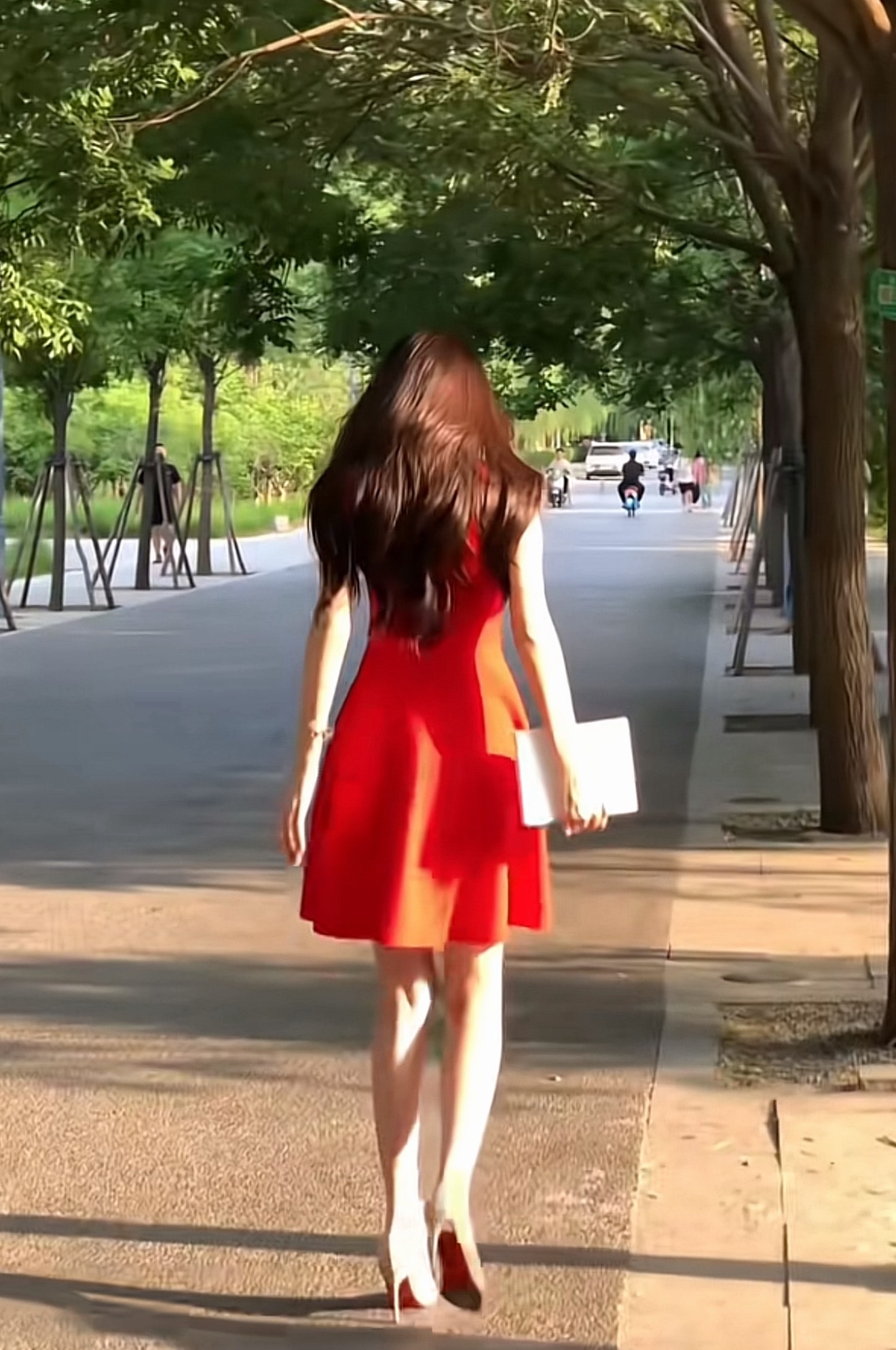 爽子红裙那段是真出圈，抖人隔段时间就要回忆下，各种仿妆变装没断过…关于贝微微到底