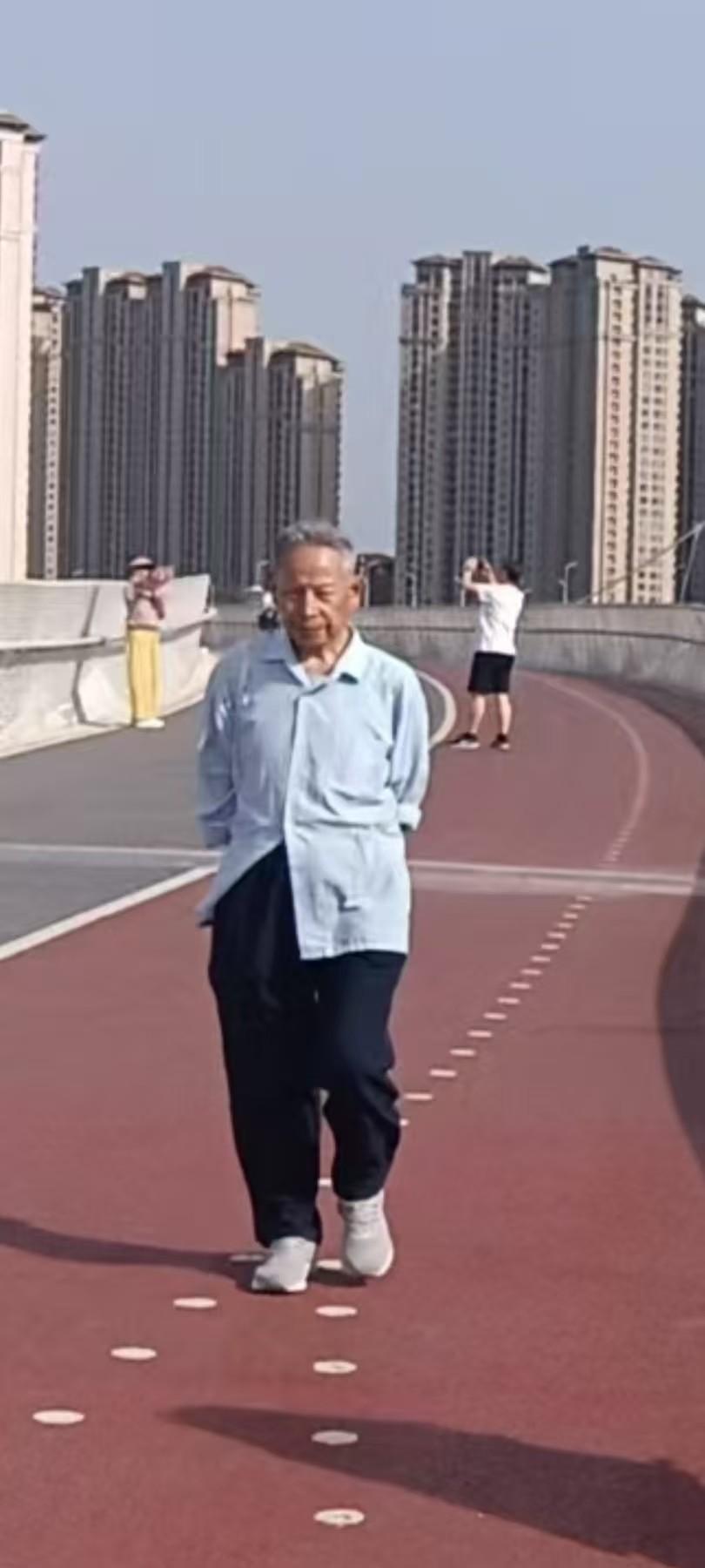 大家看看这位老人有多大年龄?
我叔父今年92岁了，每天坚持健步锻炼，自己住在没有