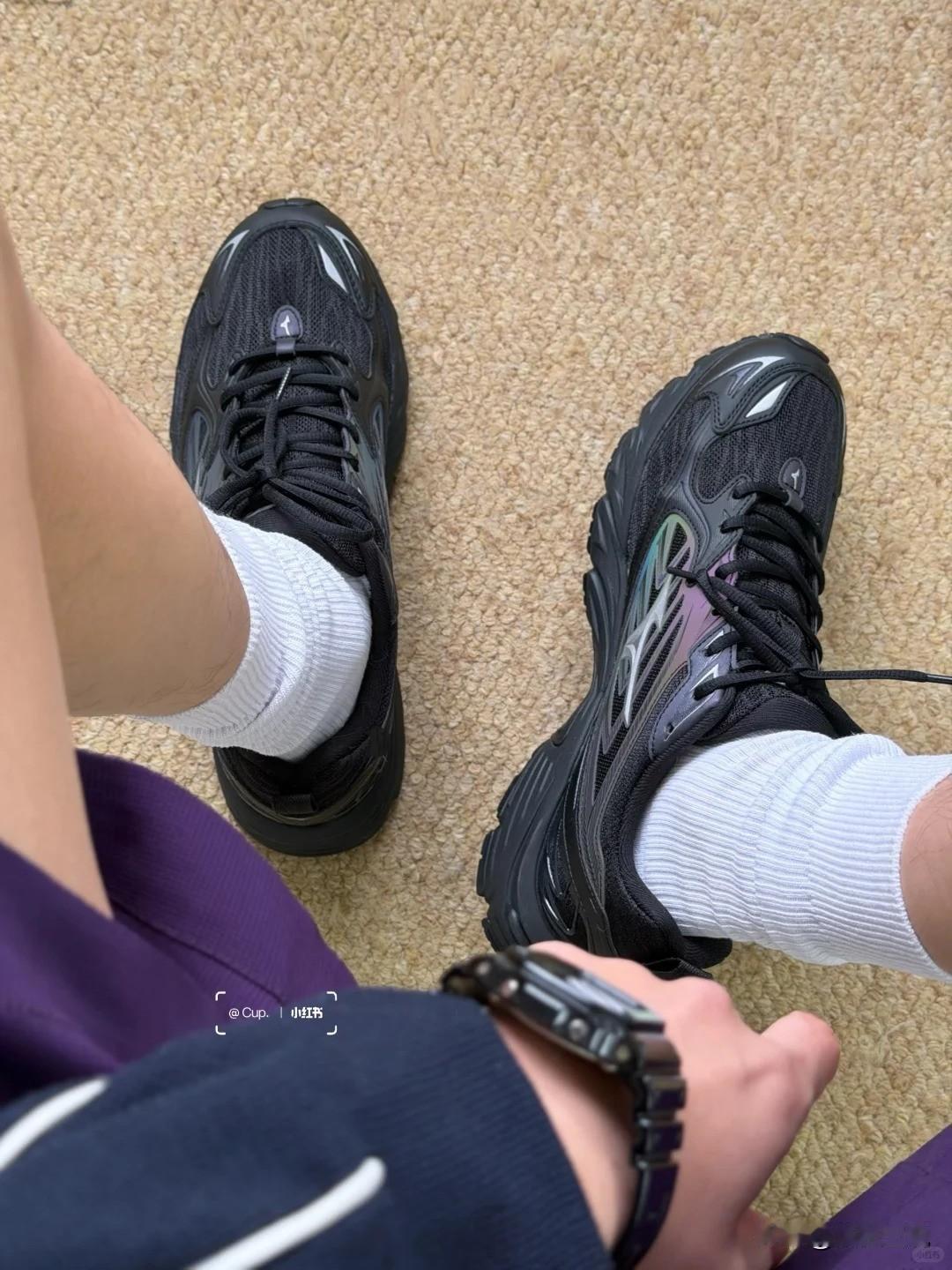 300元档杀疯了！美津浓FIYI V2黑色复古跑鞋深度解析，这些优缺点你必须知道