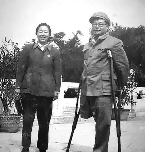 独腿走完长征路的开国中将：半个月锯腿三次，21岁拖着残躯爬过雪山草地

提起红军