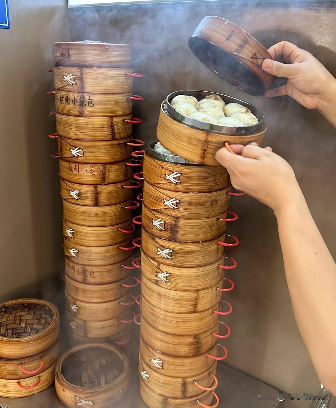 昨天晚上吃了10个小笼包，还是很饿，今天没吃饭，早晨测了一下幸亏和以前一样，高不