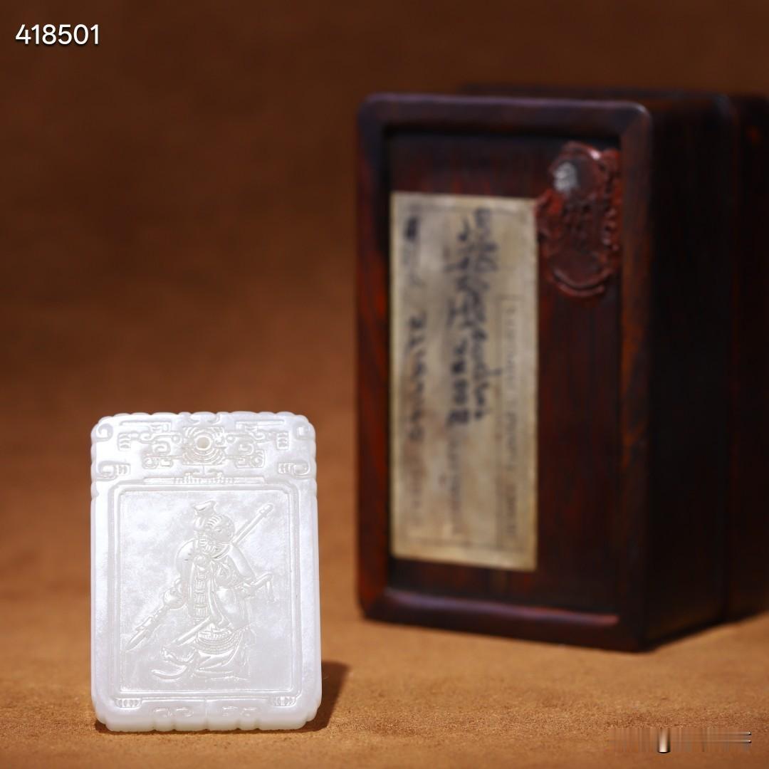 清 和田玉人物子冈牌
规格：6*4.1*0.7cm
重量：48克
清代和田白玉子