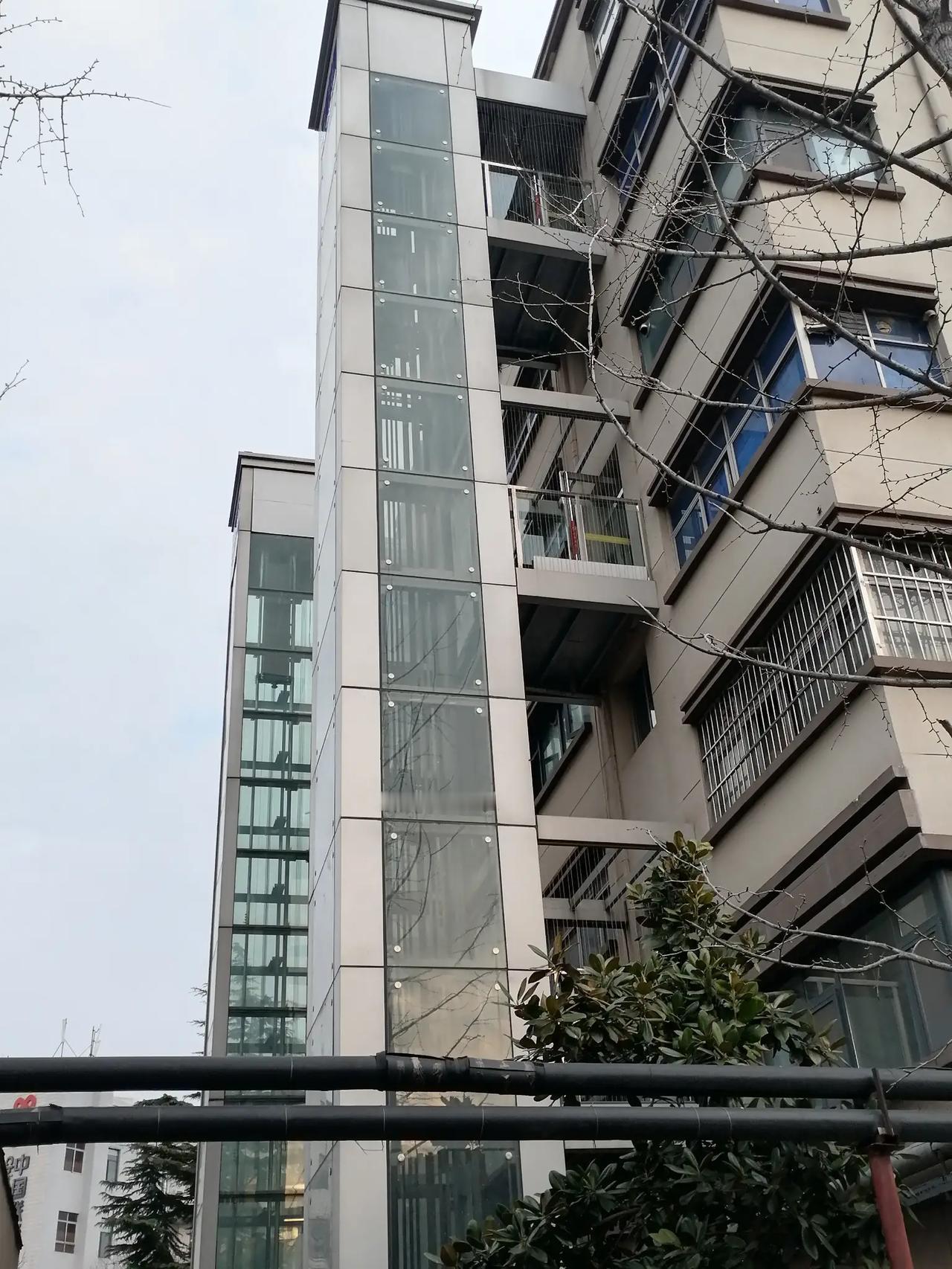 改造后带电梯的老小区真不错！仅需每年交140元垃圾环保清运费，性价比超高！业主和