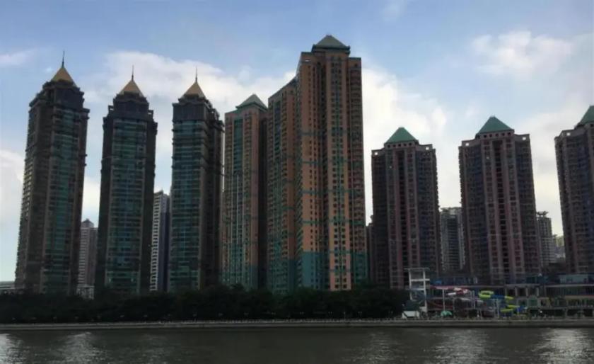 二十年前，谁家住30层以上，亲戚都羡慕"住云端"。

二十年过去，全国百米以上超