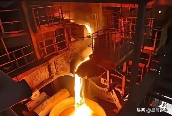 2022年，一名25岁的瑞士电工失足掉进了一个720°C的熔炉，熔化的金属瞬间没