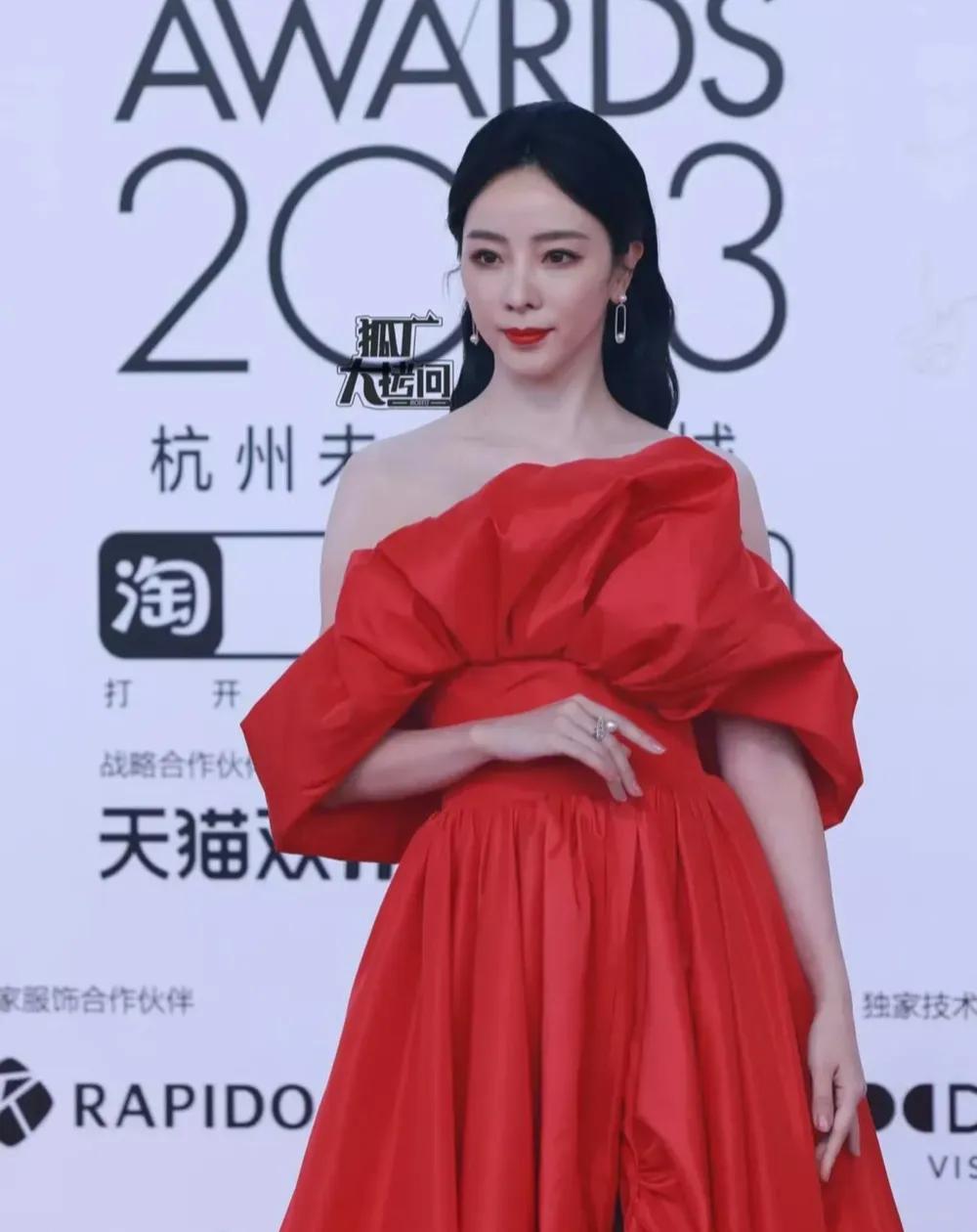 前央视主持人李思思，高调亮相！

11月3日，已经从央视离职，并且已经很久没有公