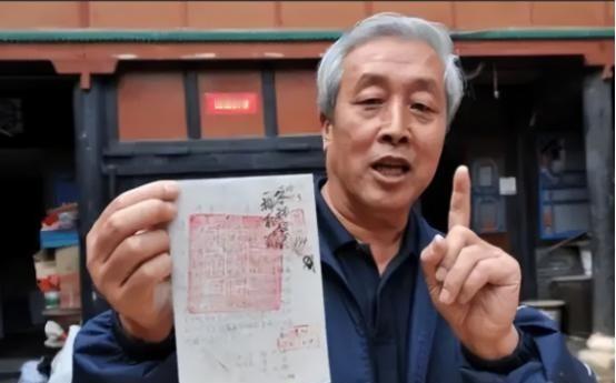 1996年，山西一名中年男子去旧货市场淘书，突然，他被旧书中滑落的几张泛黄的纸片