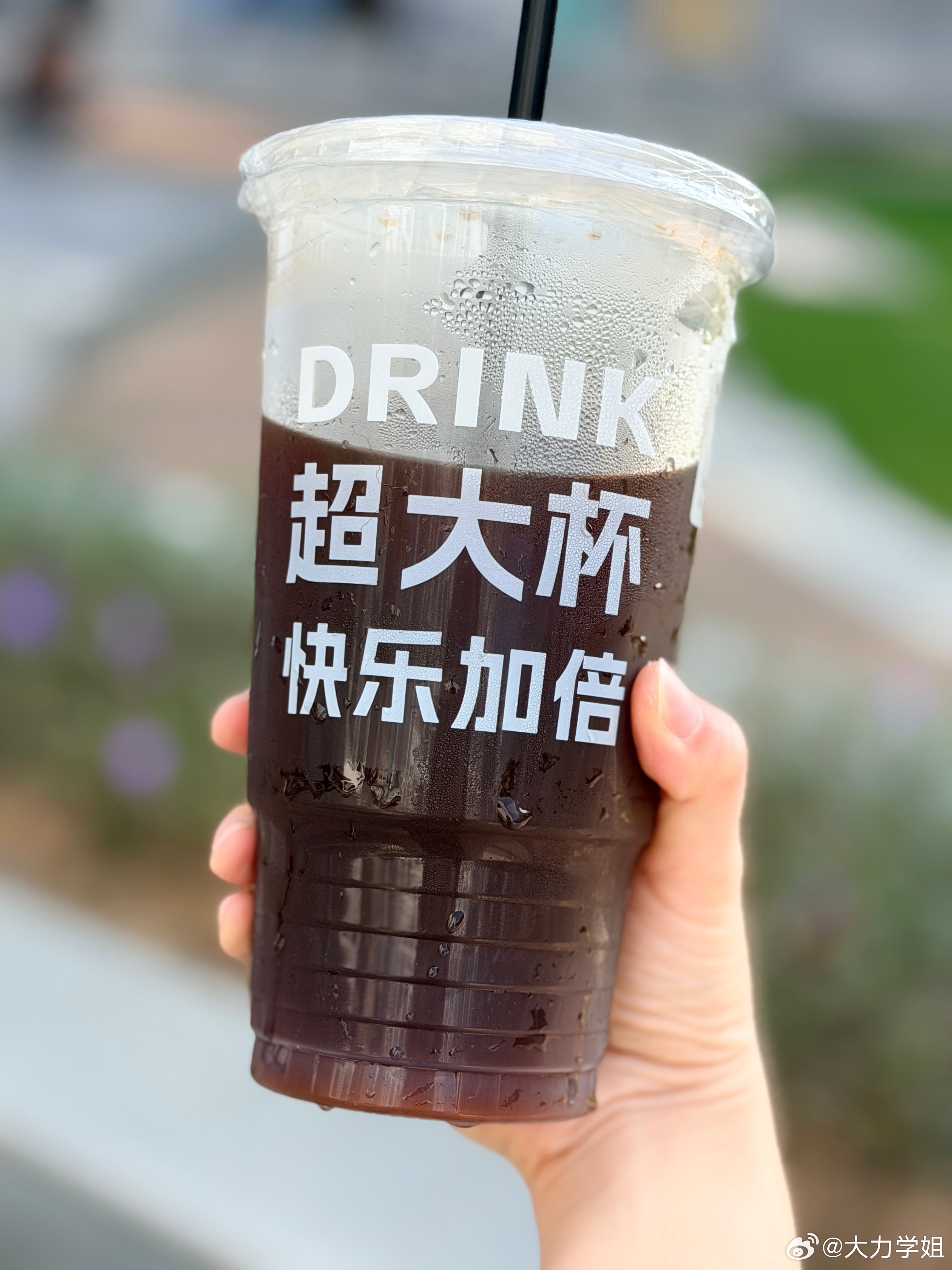 买了杯一升的美式有种没苦硬喝的感觉[二哈] ​​​