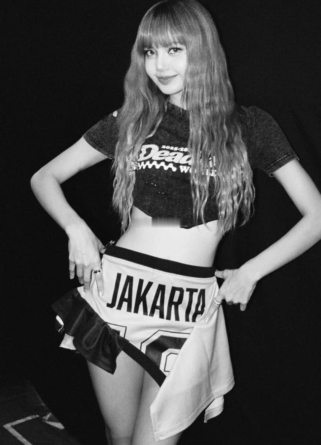 自从开始欧美市场，穿衣风格就一发不可收拾，布料越来越节省不过美还是美的！lisa